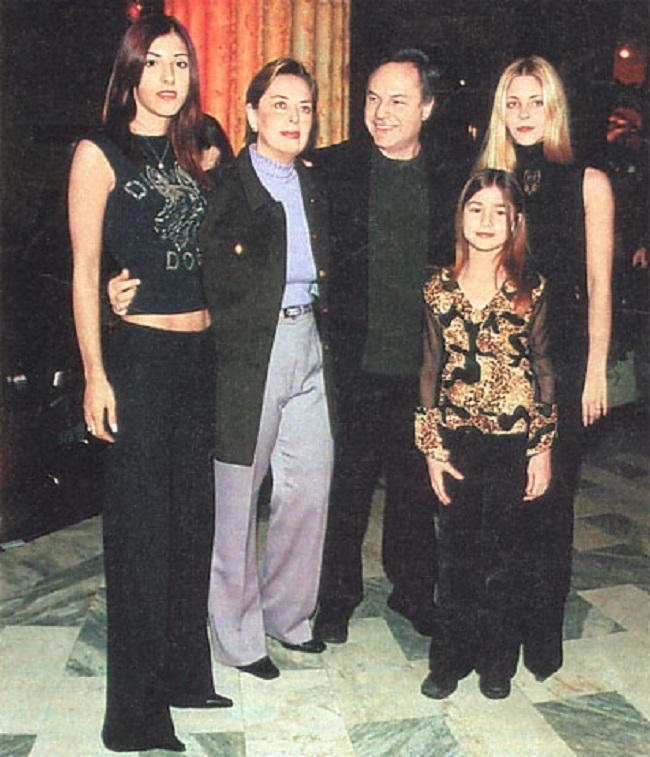 Родион Нахапетов с женой Наташей, дочерями Анной и Марией и Настей Шубской