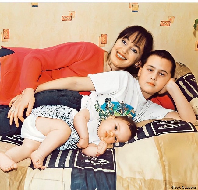 Лариса Гузеева с детьми