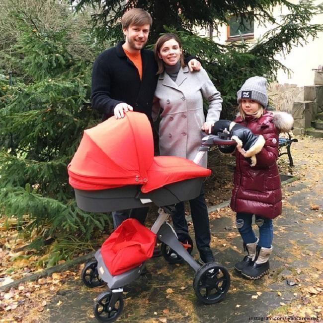 Иван Жидков с Лилией Соловьевой и с детьми