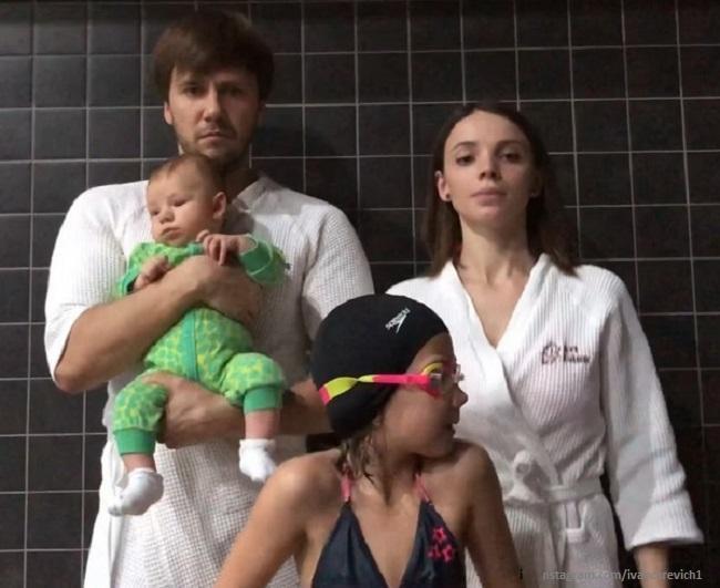 Иван Жидков с детьми и Лилией Соловьевой в бассейне