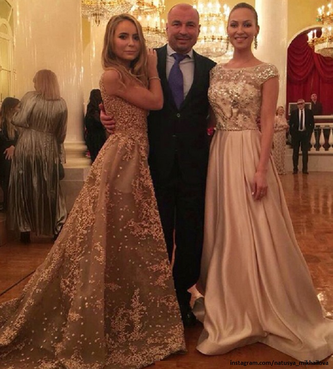 Александр Жулин с Натальей Михайловой и дочерью Сашей на балу Татлер