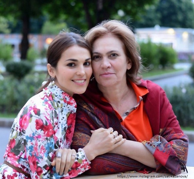 Сати Казанова с мамаой 