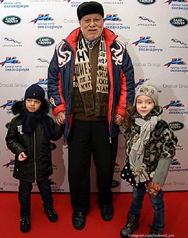 Бедрос Киркоров с внуками