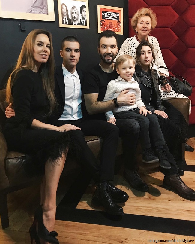 Денис Клявер с мамой, женой и всеми детьми
