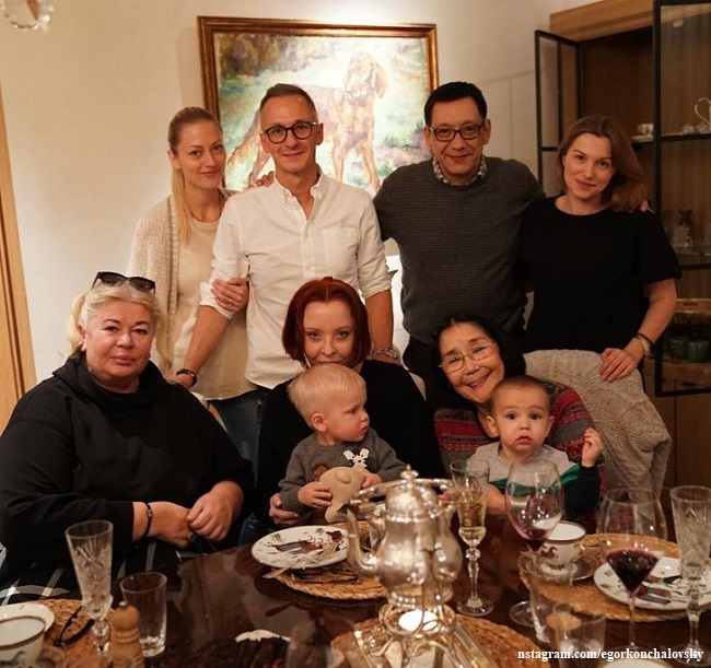 Егор Кончаловский и Степан Михалков с мамами, женами и детьми