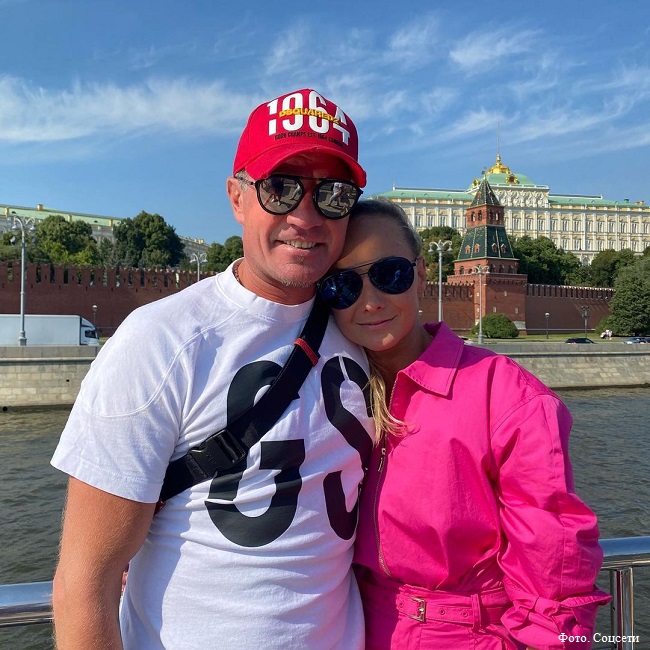 Роман Костомаров с женой 