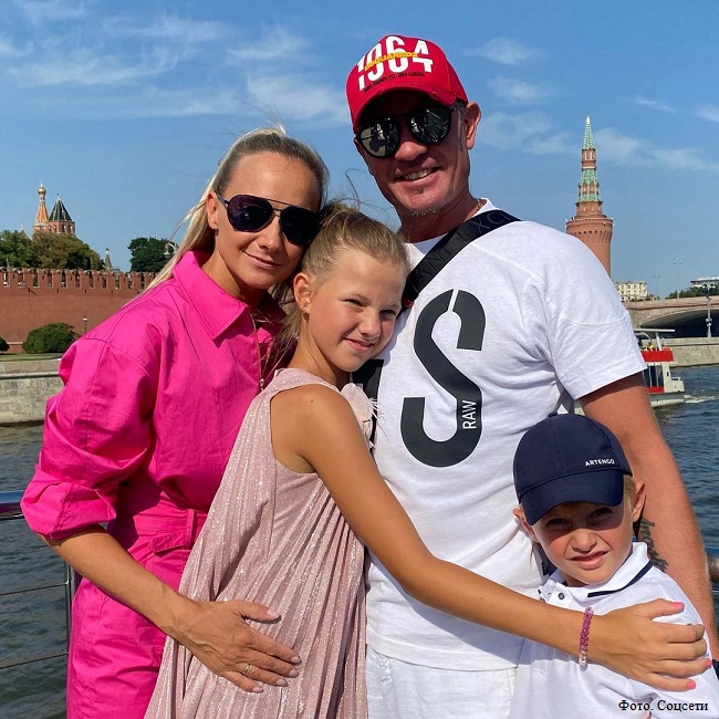 Роман Костомаров с семьей 