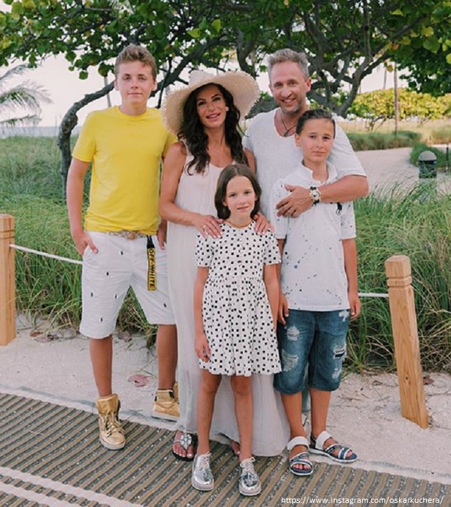 Оскар Кучера с женой и детьми 