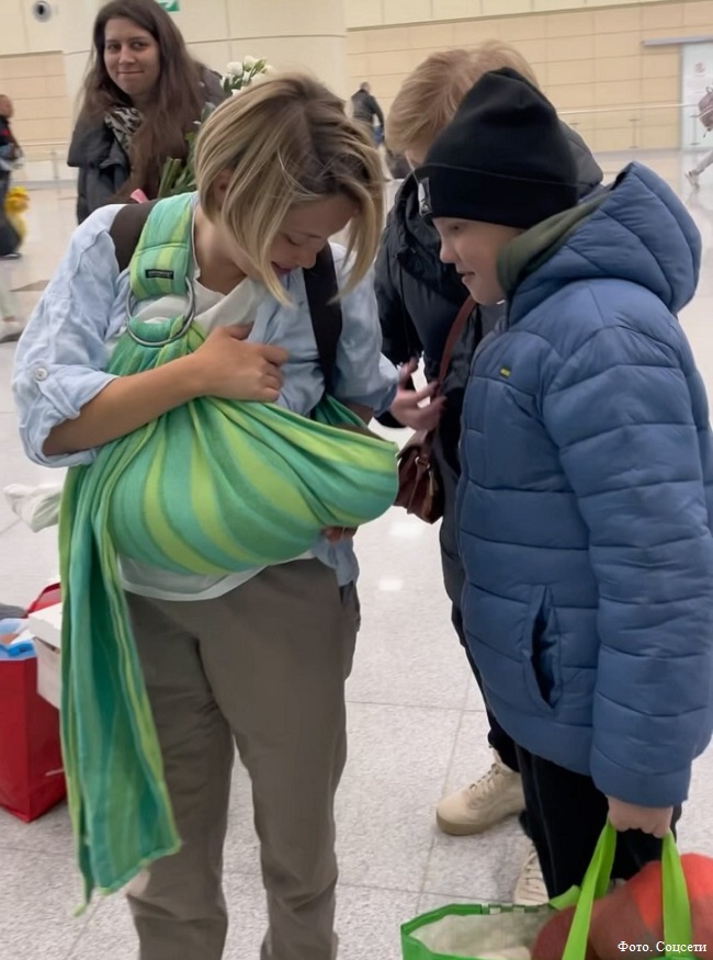 Ольгу Кузьмину с дочкой встретили в аэропорту родные