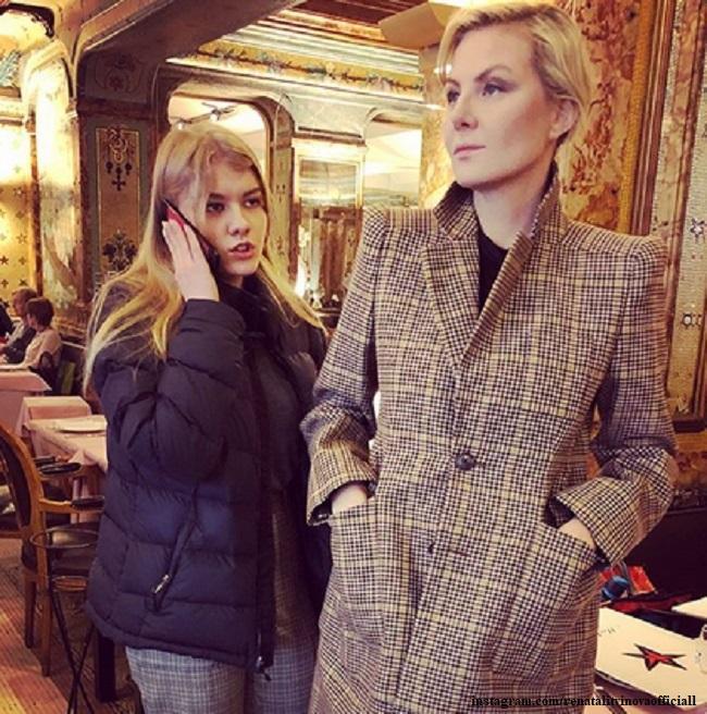 Рената Литвинова в клетчатом костюме гуляет с дочерью Ульяной по Парижу