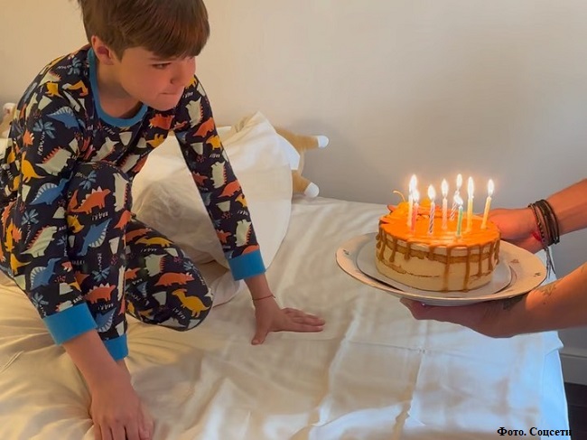 Федор Чадов задувает свечи на именинном торте