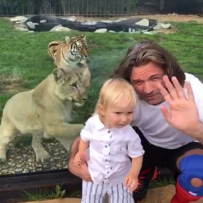 Дмитрий и Марк Маликовы в зоопарке