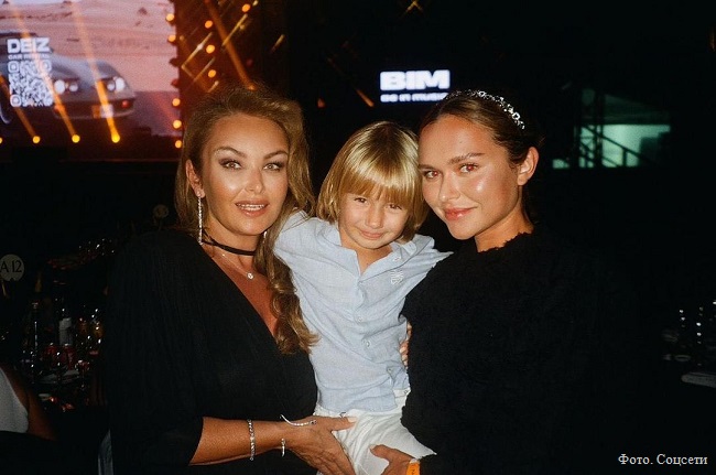 Жена Дмитрия Маликова с детьми Марком и Стефанией