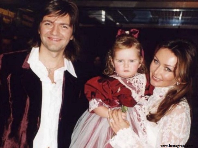 Стеша Маликова с родителями  более 20 лет назад