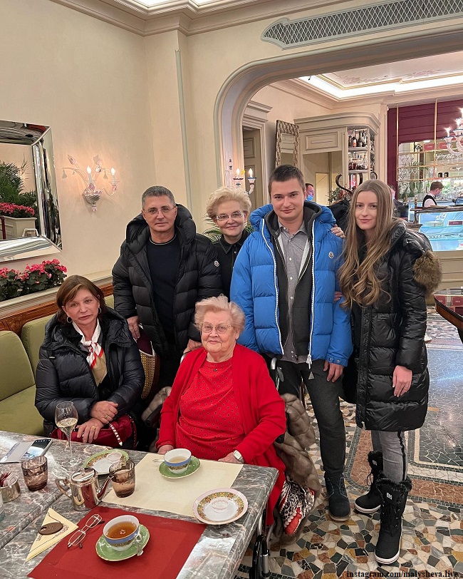Елена Малышева с мамой и Александр Мясников с женой, сыном и его деаушкой