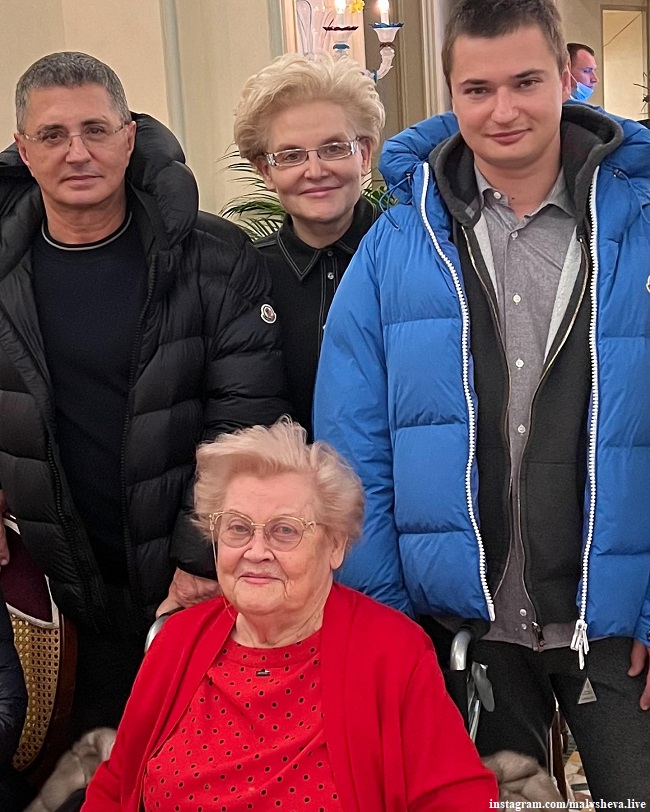 Елена Малышева с мамой и Александр Мясников с сыном