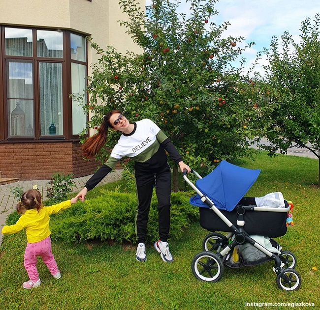Елена Глазкова на прогулке с детьми