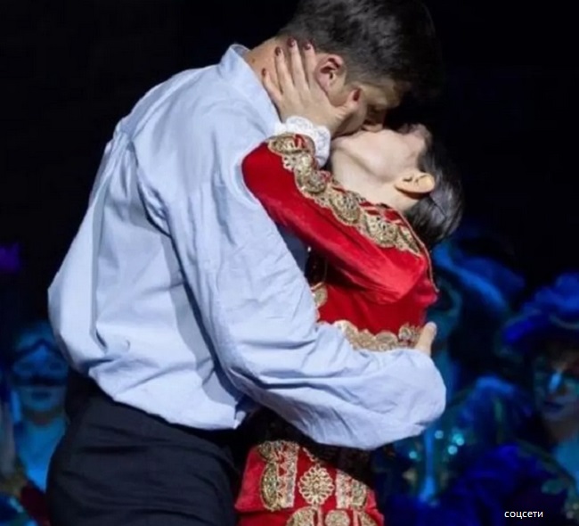 Евгения Медведева и Александр Энберт слились в страстном поцелуе 