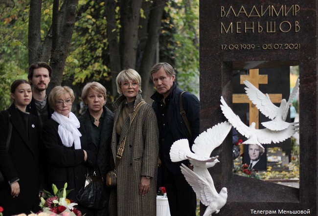 Юлия Меньшова на открытии памятника папе 