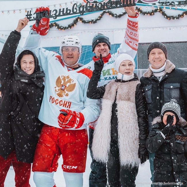 Евгений Миронов с сыном, Алена Бабенко и другие участники акции