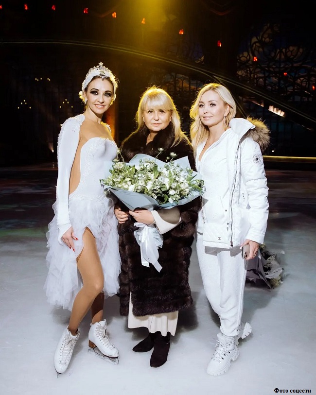 Татьяна Навка с мамой и сестрой