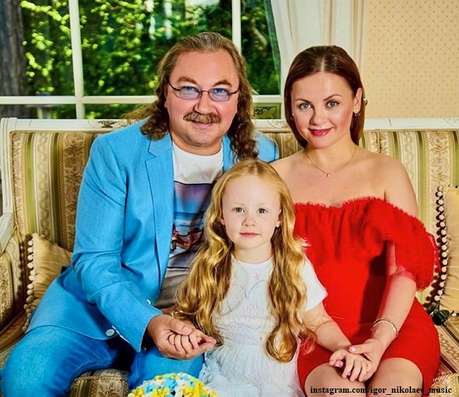 Игорь Николаев с женой и дочкой 