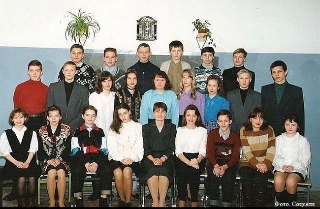 Юлия Проскурякова (нижний ряд слева) со своими одноклассниками