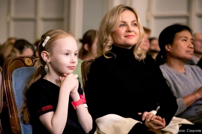Юлия Проскурякова с дочерью Вероникой слушают музыку Николаева