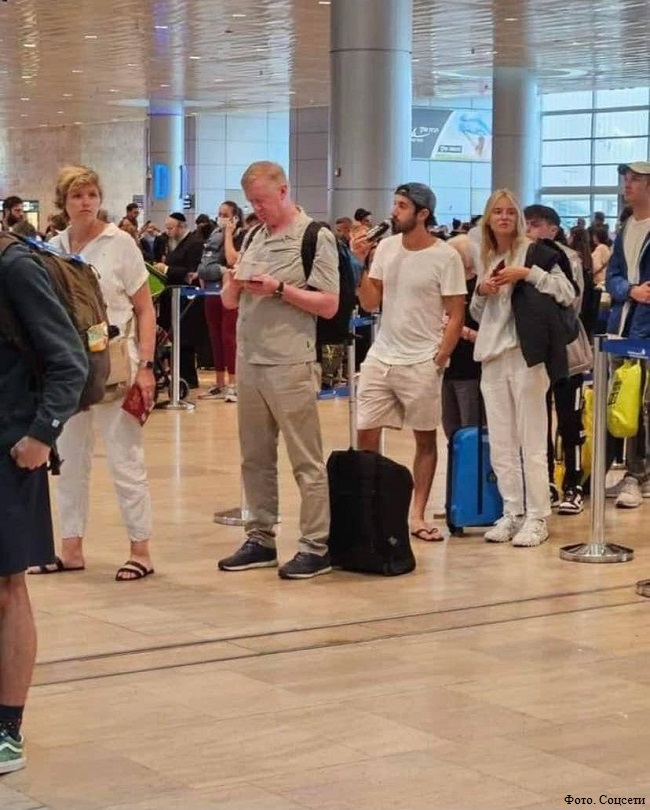 Анатолий Чубайс с женой замечены у стойки регистрации в аэропорту Тель-Авива