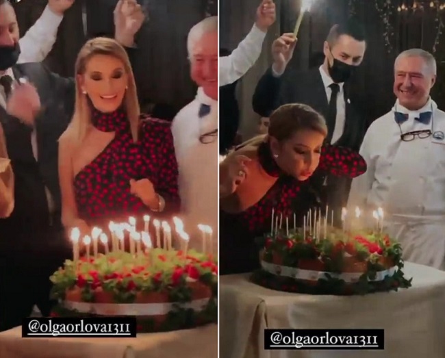 Ольга Орлова задувает свечи на именинном торте