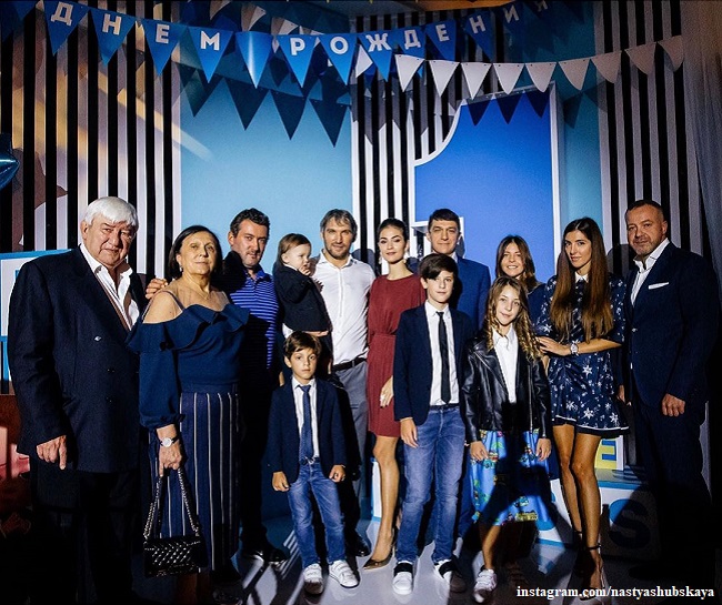 Александр Овечкин и Анастасия Шубская с сыном Сережей, с родителями, сестрами и племянниками