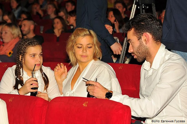 Ирина Пегова с дочерью Татьяной и Евгением Раевым на премьере фильма «Он - дракон» 