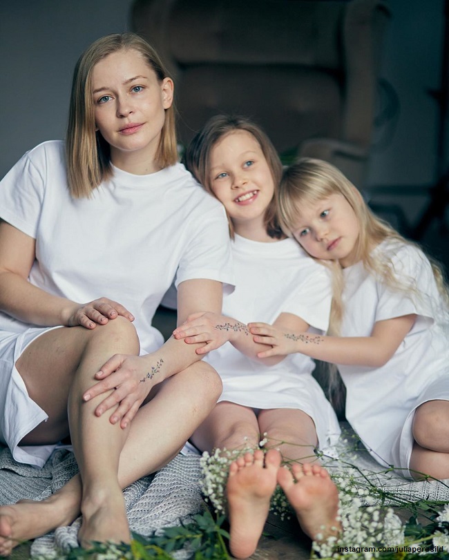 Юлия Пересильд с дочками 