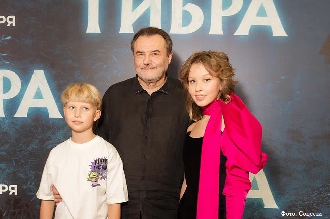 Алексей Учитель с дочерьми