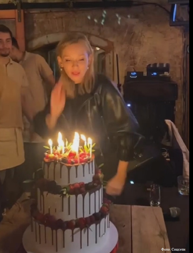 Юлия Пересильд задувает свечи на именинном торте