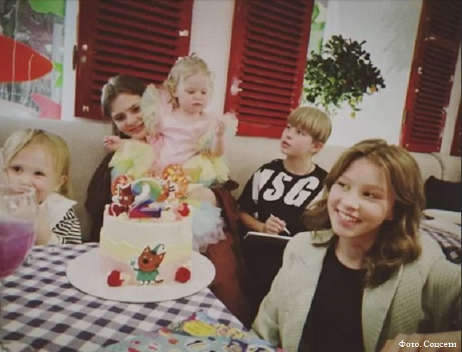 Софья Меледина отметила день рождения ребенка с дочками Юлии Пересильд