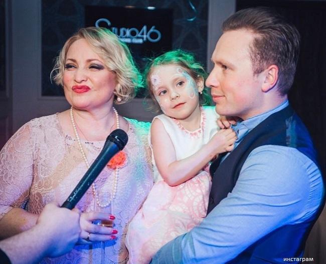 Светлана Пермяков с дочкой и ее отцом 