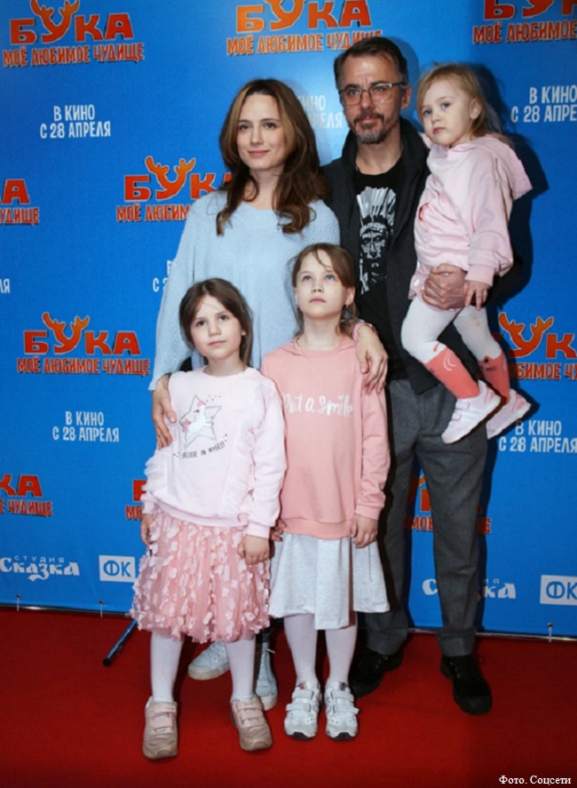 Игорь Петренко с женой и дочерьми