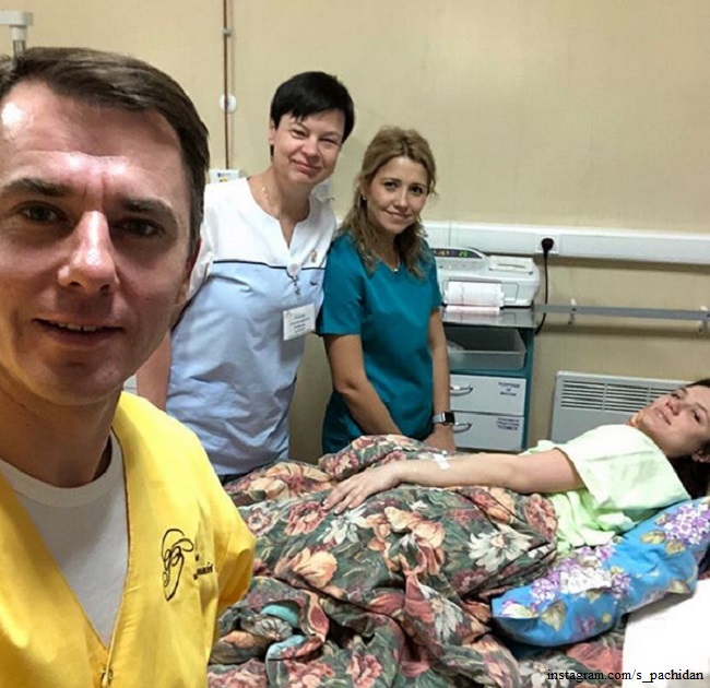 Игорь Петренко и Кристина Бродская в роддоме с врачами