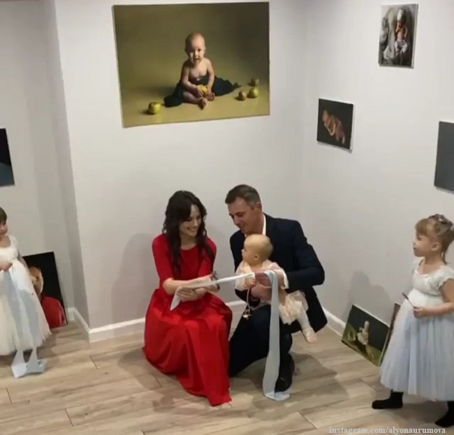 Игорь Петренко и Кристина Бродская с дочерьми на открытии фотостудии