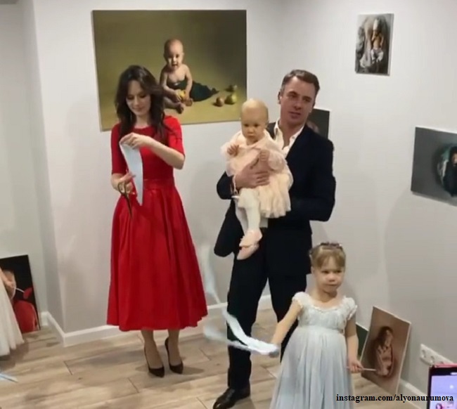 Игорь Петренко и Кристина Бродская с дочерьми на открытии фотостудии