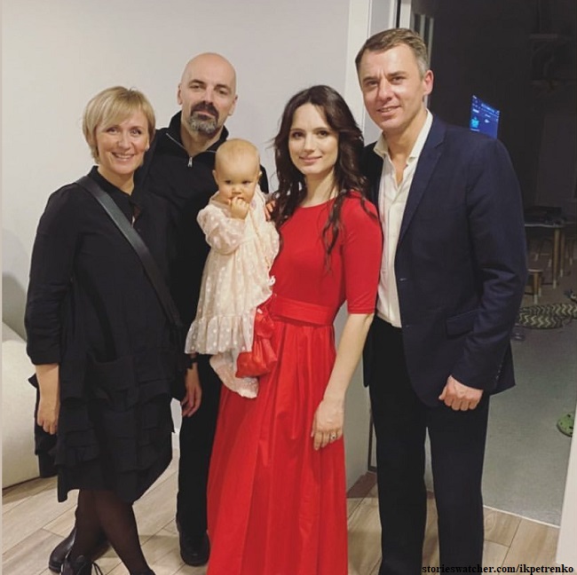 Игорь Петренко и Кристина Бродская с дочерью Евой и друзьями