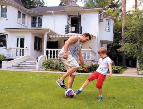 Дмитрий Певцов вместе с сыном Елисеем играют в футбол