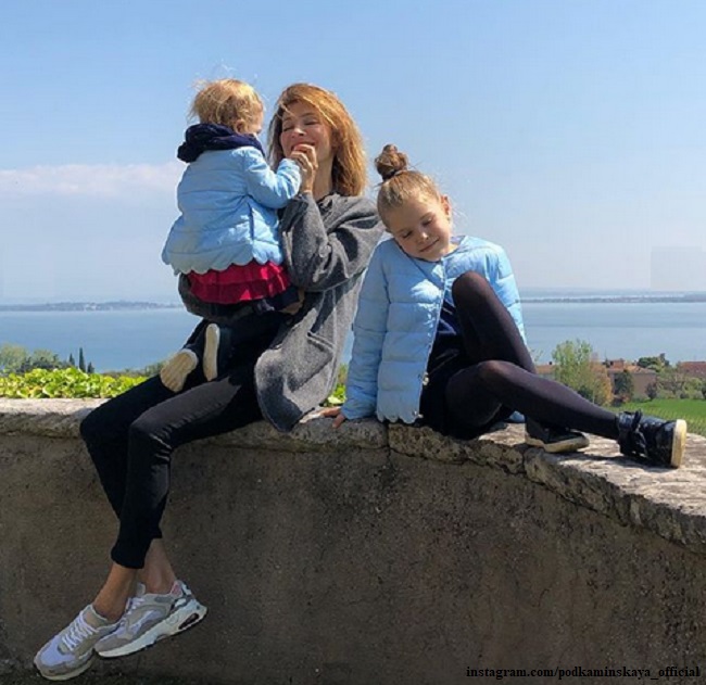 Елена Подкаминская с детьми