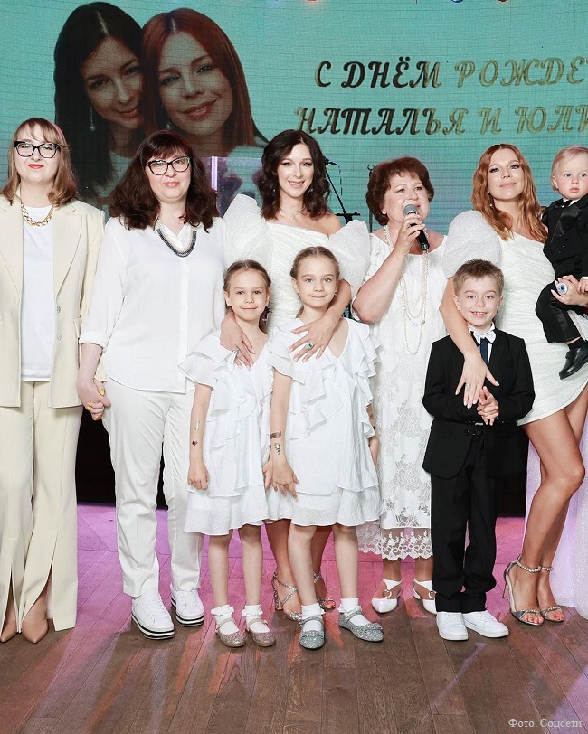 Наталья Подольская с мамой, сестрой, детьми и племянницами