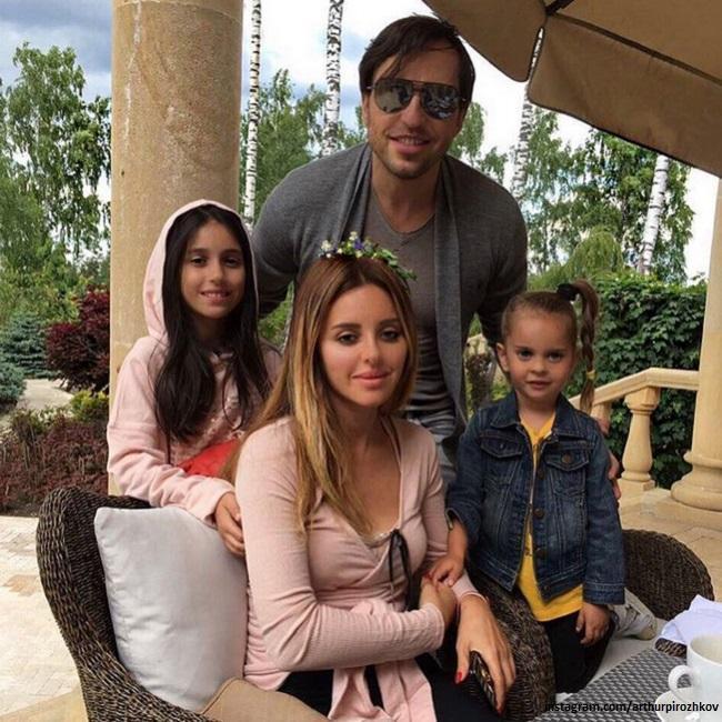 Александр Ревва с женой Анжеликой и дочерьми Алисой и Амели