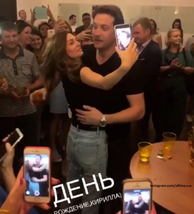 Кирилл Сафонов празднуют день рождение с женой и друзьями