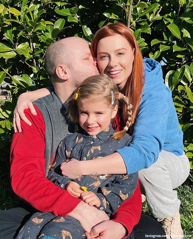 Юлия Савичева с мужем и дочерью