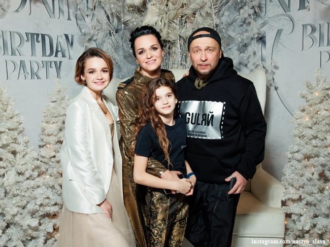 Слава с дочерьми и Игорь Гуляев
