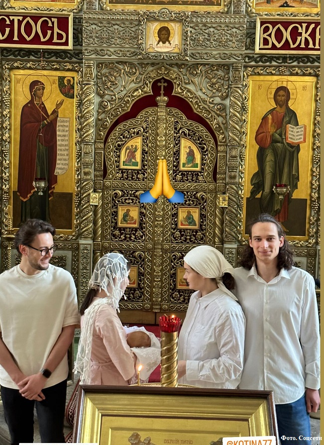 Саша Морозова с мужем и крестными родителями на крещении сына